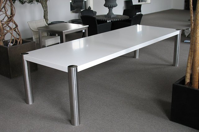Eettafel zijdeglans wit - RVS met hoogglans poten / Eettafel zijdeglans wit, met ingewerkte rvs poten welke aan de bovenzijde gepolijst zijn.